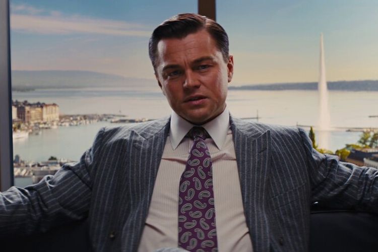 Leonardo DiCaprio Jaga Privasi dengan Tutup Wajah di Publik