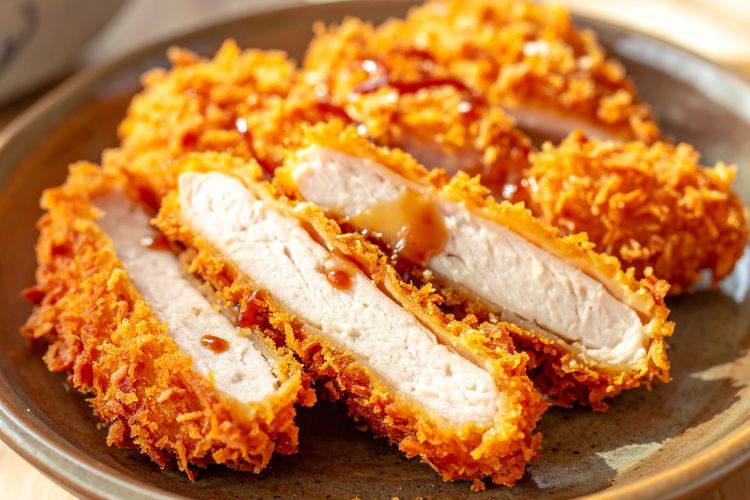 Cara membuat chicken katsu yang matang merata dan tepung menempel
