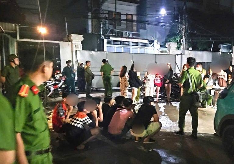 Báo điện tử Tiền Phong Lực lượng chức năng kiểm tra karaoke Bến Thượng Hải 1