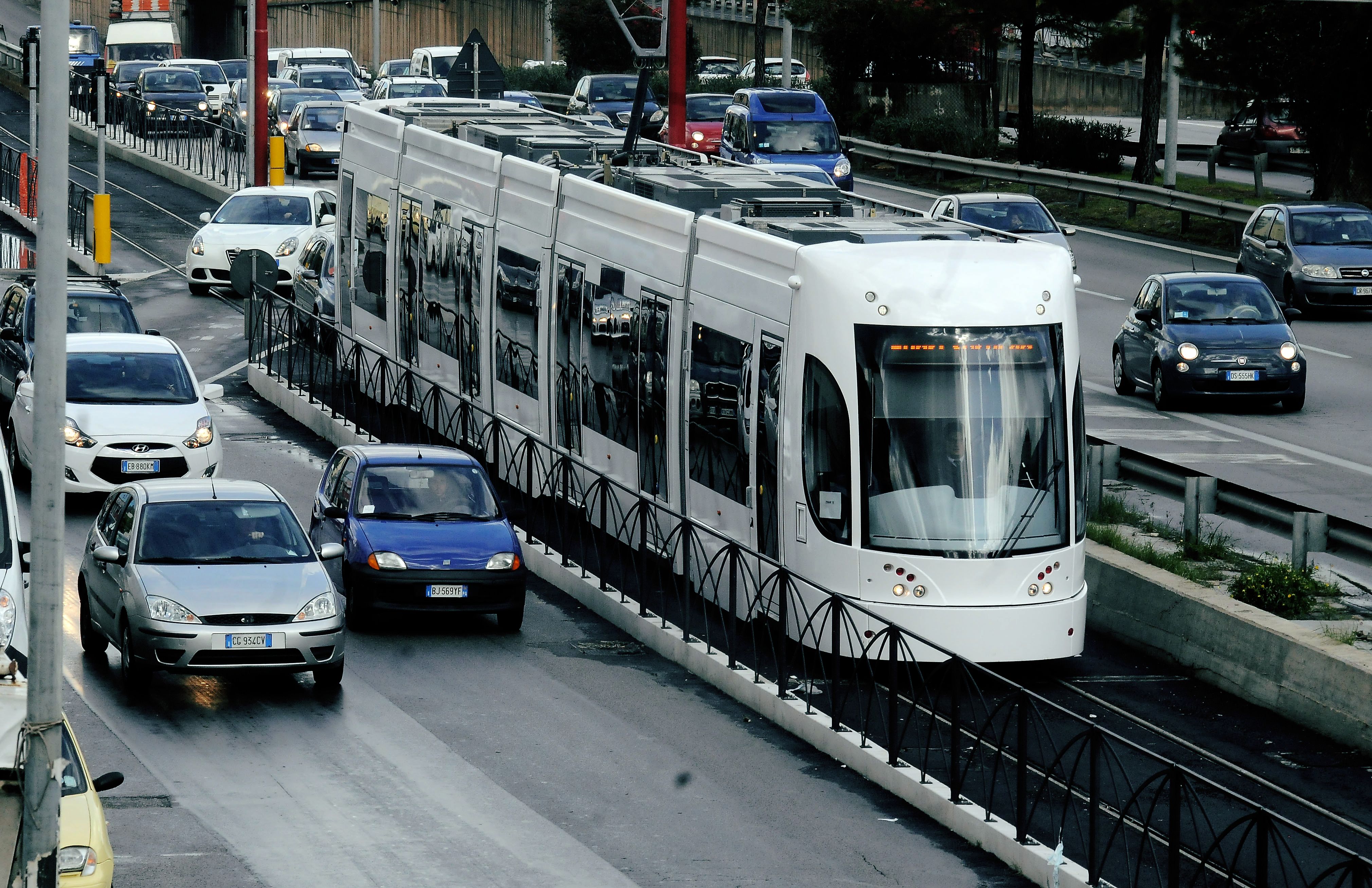 Un camion trancia i cavi, linee del tram bloccate a Palermo