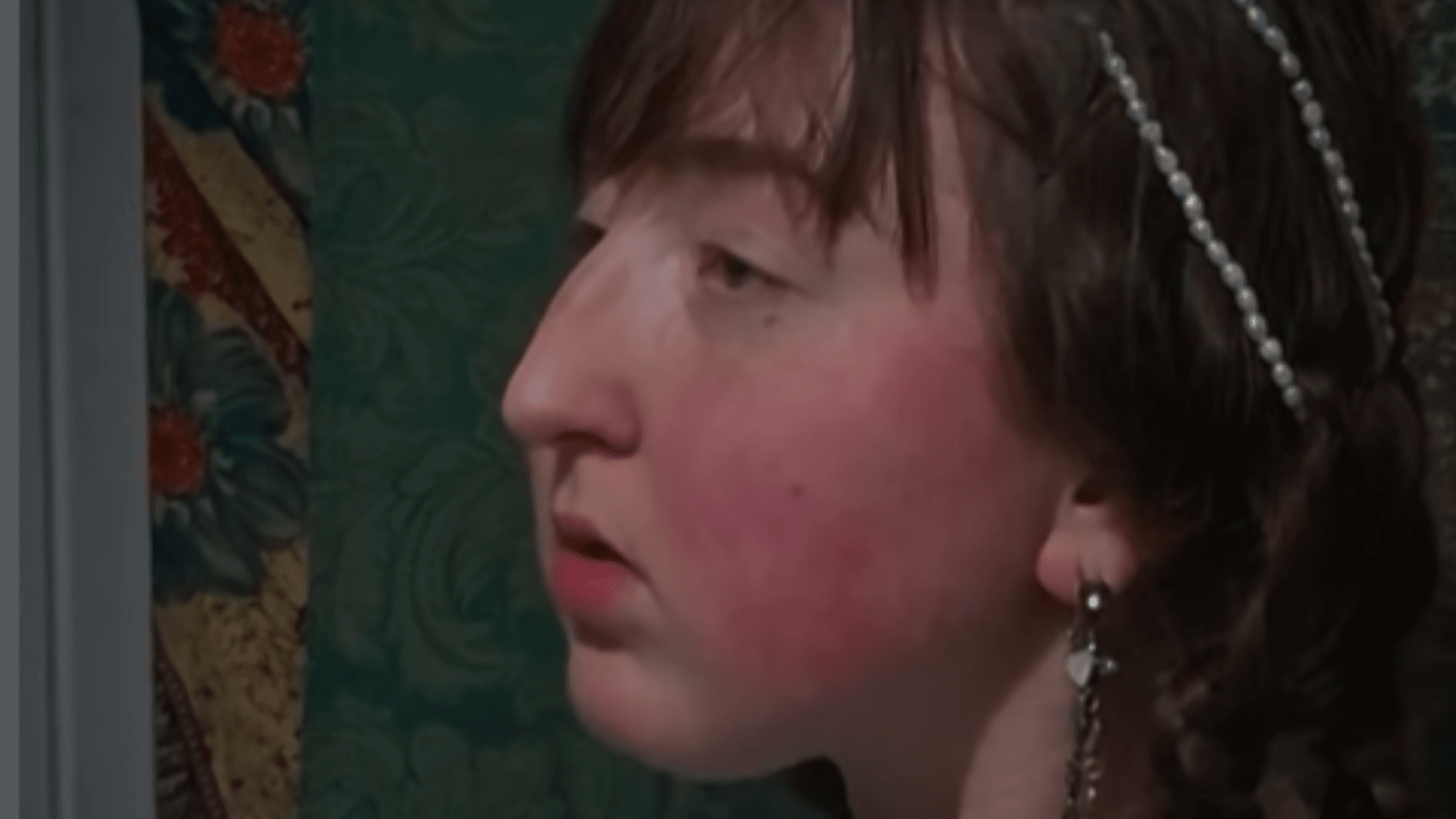 10 photos of the 'renaissance beauty' woman sparking online war as ...