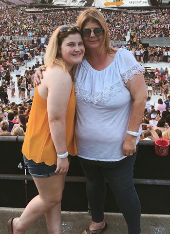 Woman gets invited to Taylor Swift’s house for private listening party