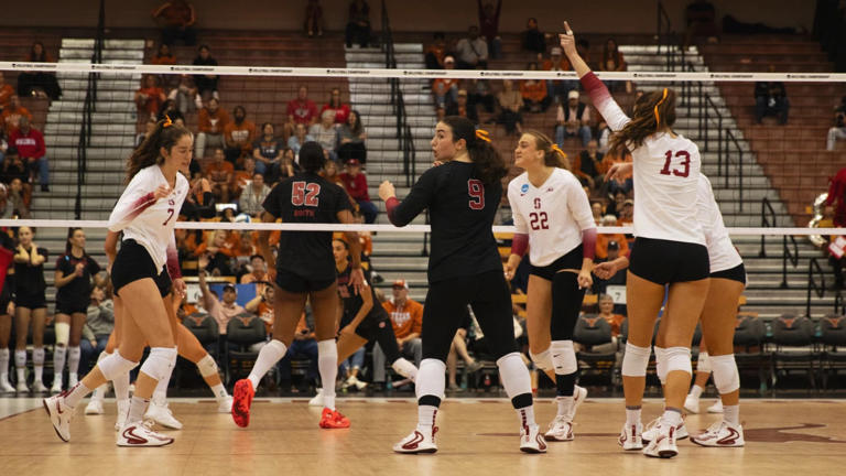 Resumen: (2) El equipo femenino de voleibol de Stanford cae ante (3) Wisconsin en los Sweet Sixteen