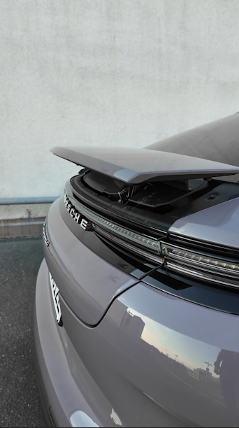 Porsche Panamera active spoiler feature