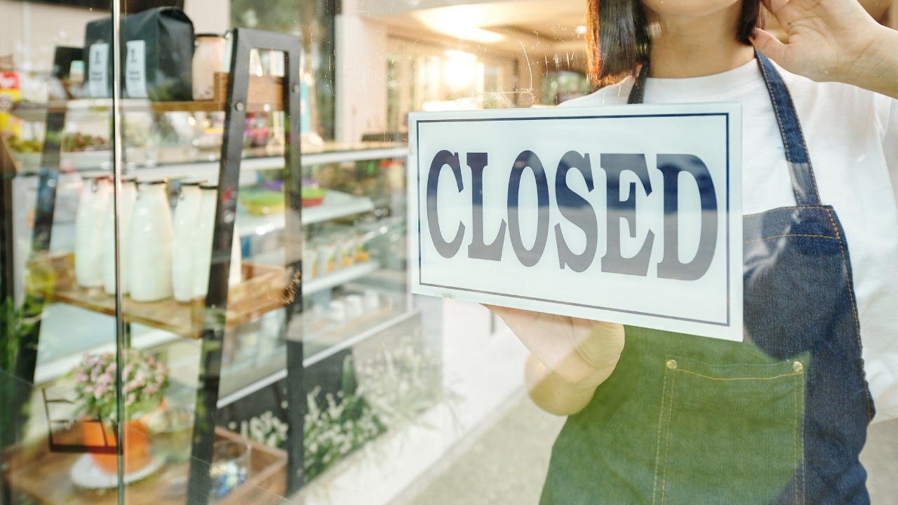 25,000 jobs at risk as chain collapses and 443 stores sit empty<br>