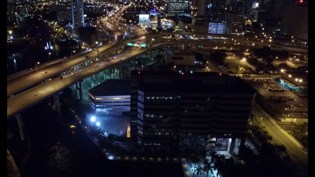 Miami nocturno: Impresionantes vistas aéreas del skyline y ríos iluminados
