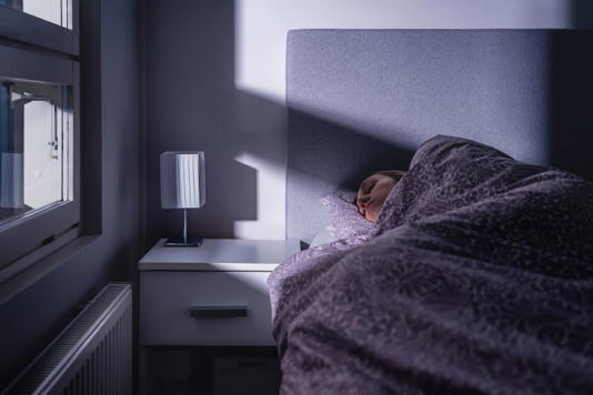 O seu nível de exposição à luz durante a noite, enquanto dorme, pode afetar a sua saúde cardiovascular (Tero Vesalainen/iStockphoto/Getty Images)