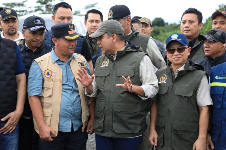 Ketua Majelis Permusyawaratan Rakyat (MPR) RI Ahmad Muzani berbicara dengan Bupati Aceh Utara Ismail A Jalil akrab disapa Ayahwa di lokasi pengungsian korban banjir di Desa Leubok Pusaka, Kecamatan Langkahan, Kabupaten Aceh Utara, Provinsi Aceh, Sabtu (13/12/2025).