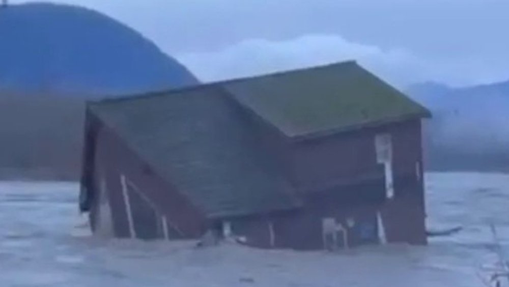 Flooding in Washington: River sweeps away entire house