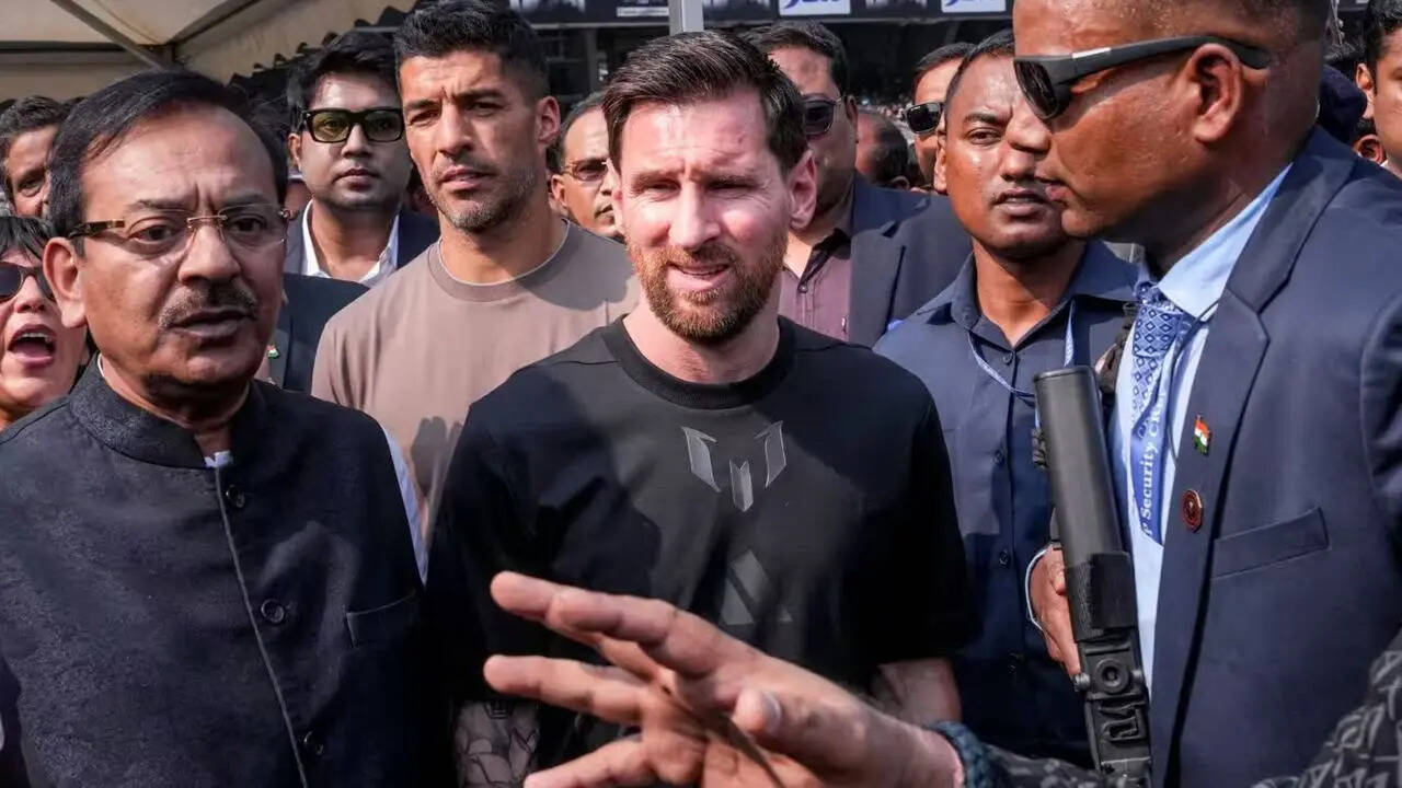 Lionel Messi lost his cool, was upset and angry at being mobbed, that ...