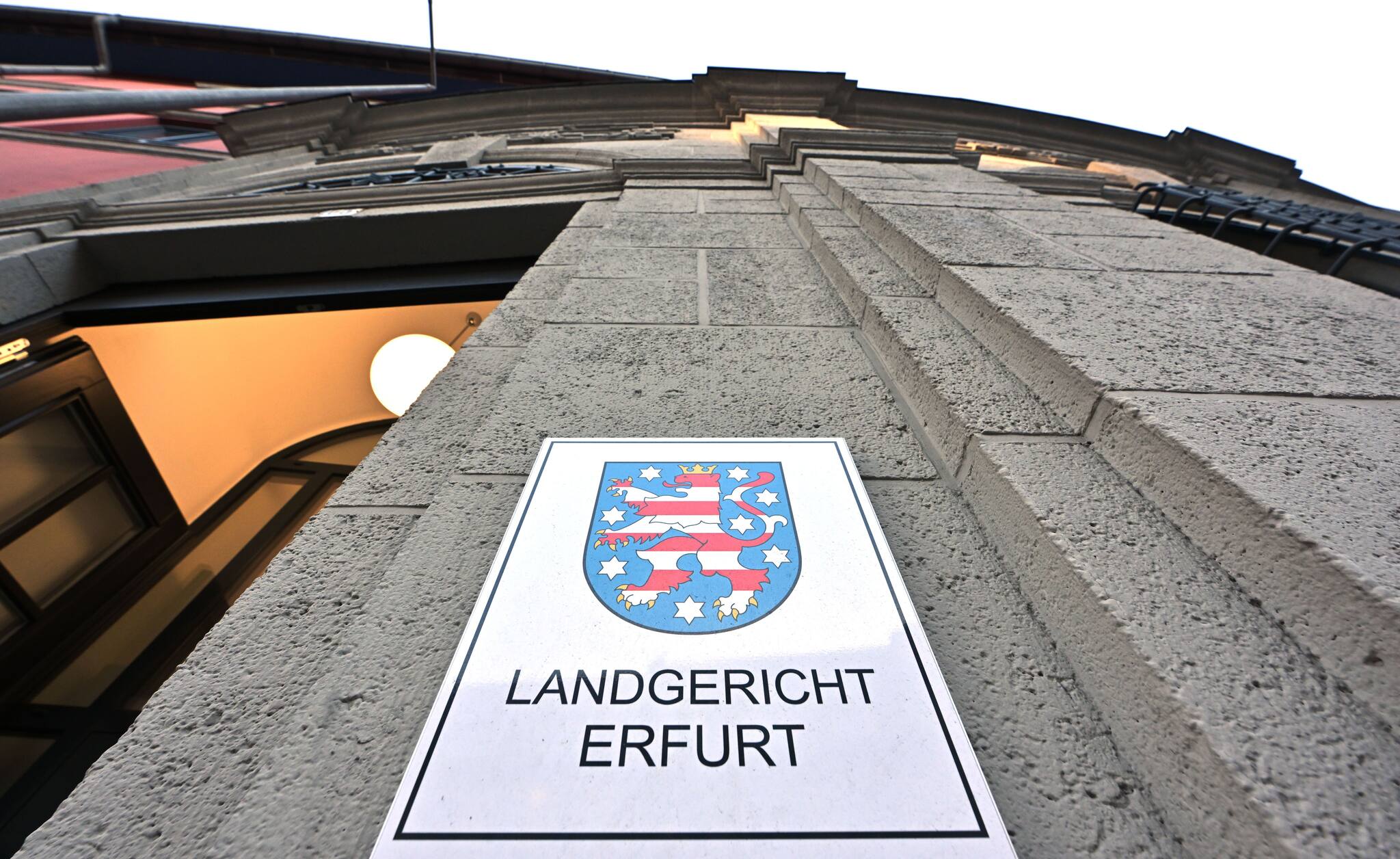prozessstart-junge-frau-entf-hrt-und-in-holzkiste-gesperrt
