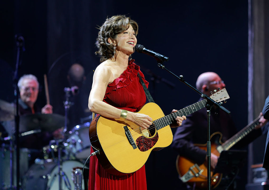 Amy Grant delivers 'impressive' performance of classic Christmas song