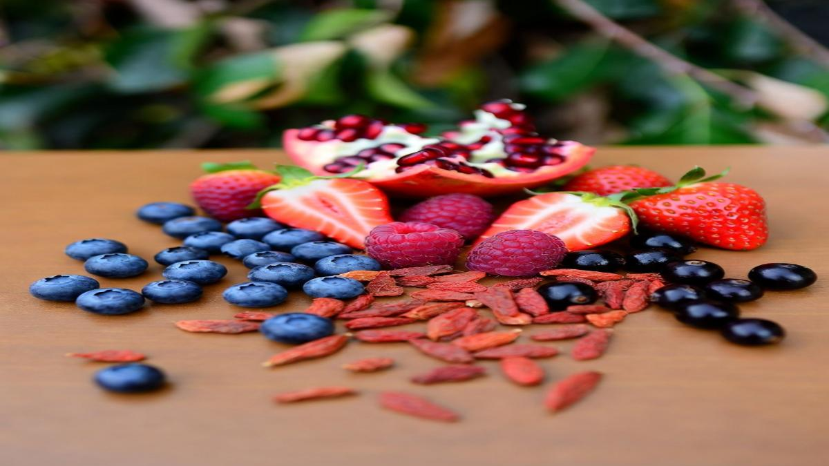 The surprising superfruit that strengthens your immune system, according to nutrition experts<br>