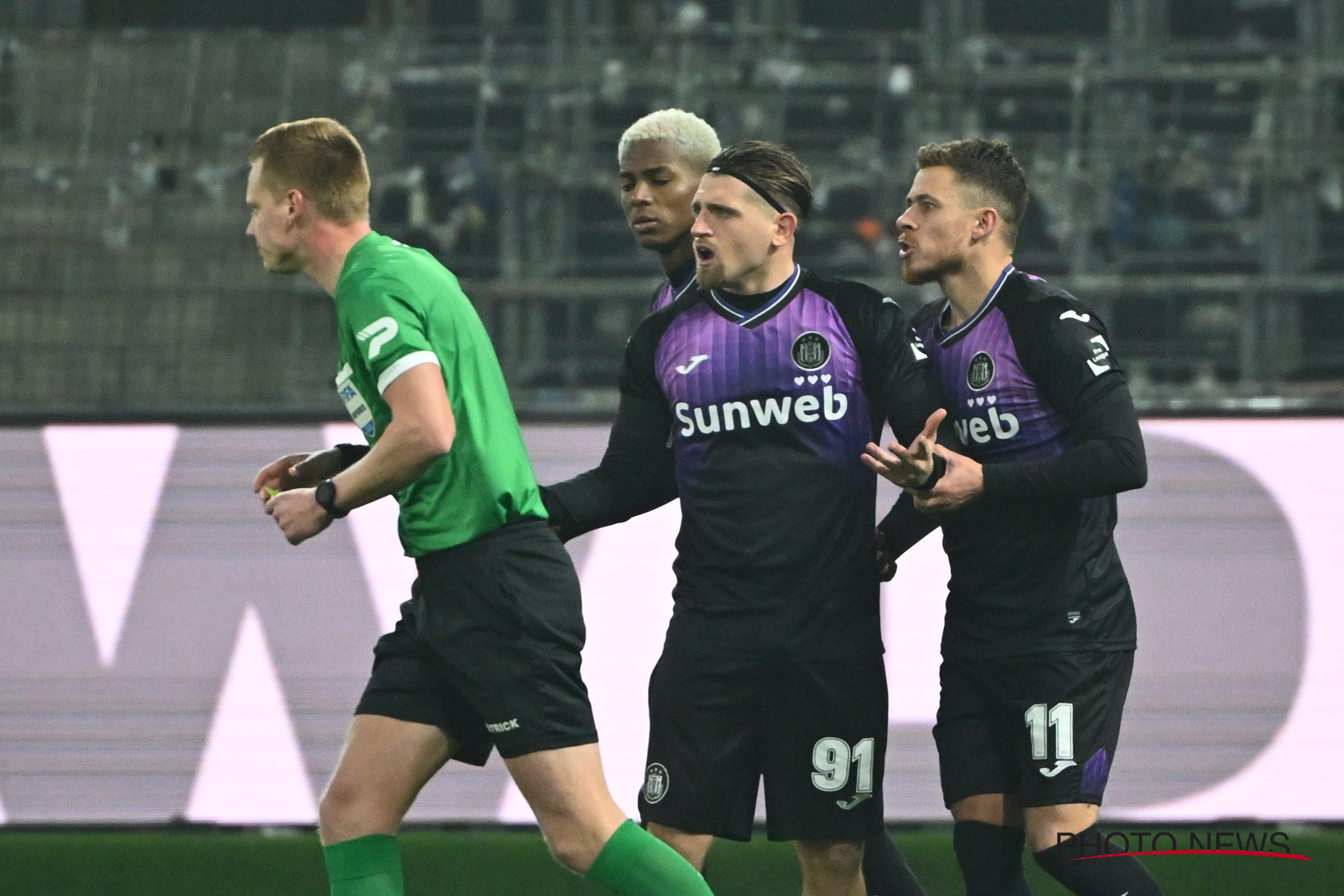 Goto scoort, RSCA-fans furieus over penalty: 'Wat een klucht, Lothar ...