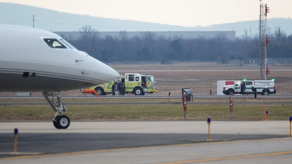 United Airlines Boeing 777 engine failure sparks fire at takeoff ...