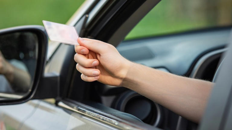 Is it legal to have two driver's licenses from two different states?