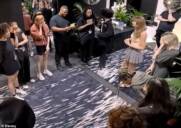 Các nhân viên bật khóc khi được Taylor Swift thưởng 197 triệu USD