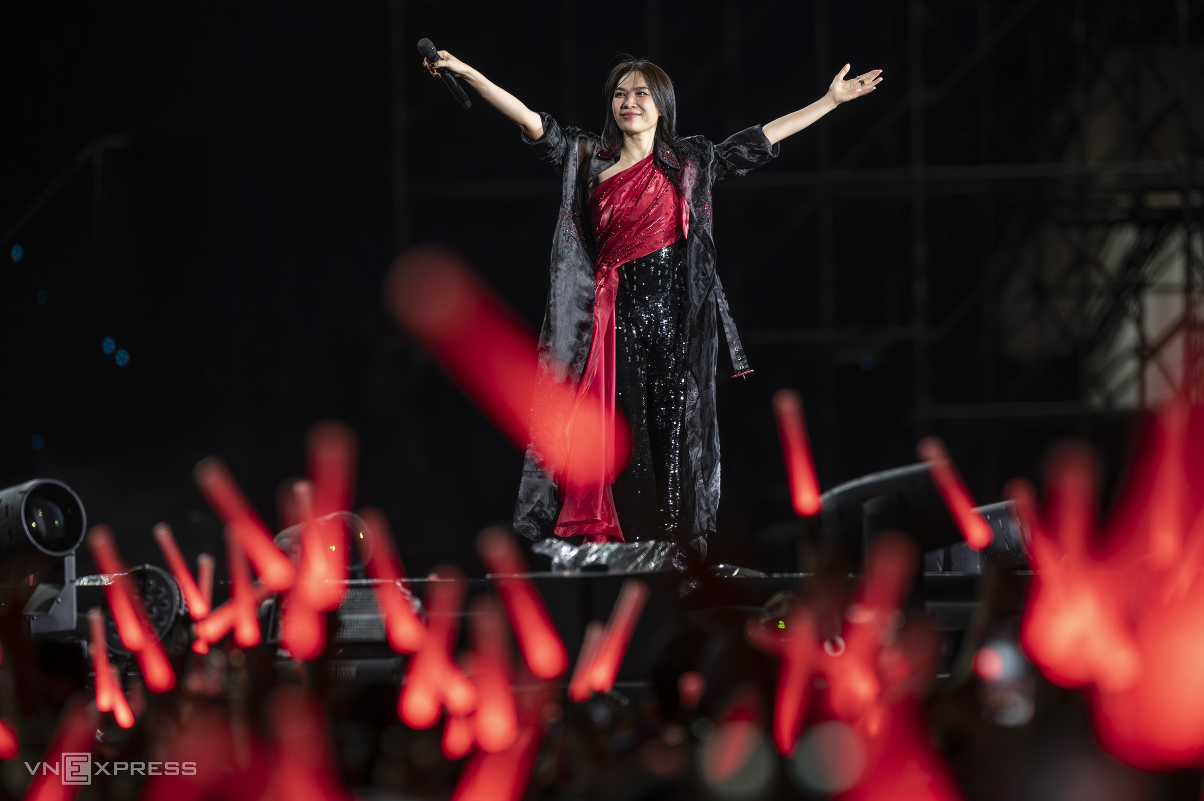 Mỹ Tâm hoài niệm thanh xuân ở concert lớn nhất sự nghiệp