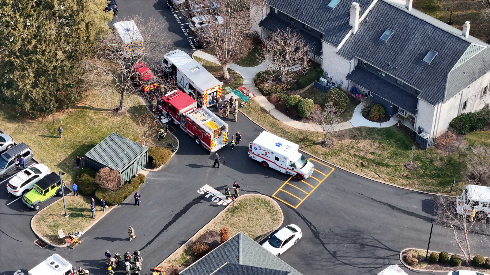 1 dead, 1 firefighter injured after fire breaks out in Chesco townhouse