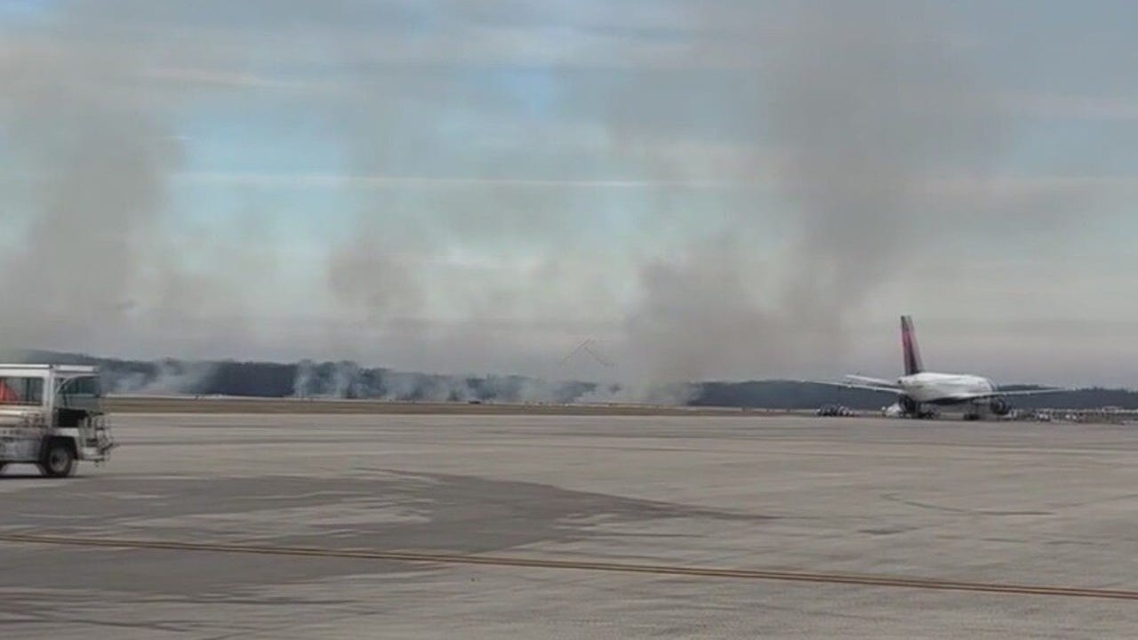 Plane loses engine at Dulles, causing brush fire