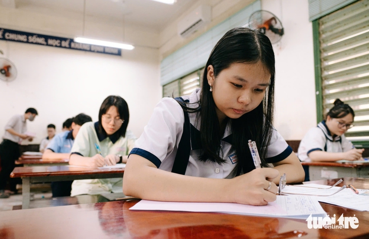 Điểm số luôn là áp lực thường trực trong suy nghĩ các em học sinh