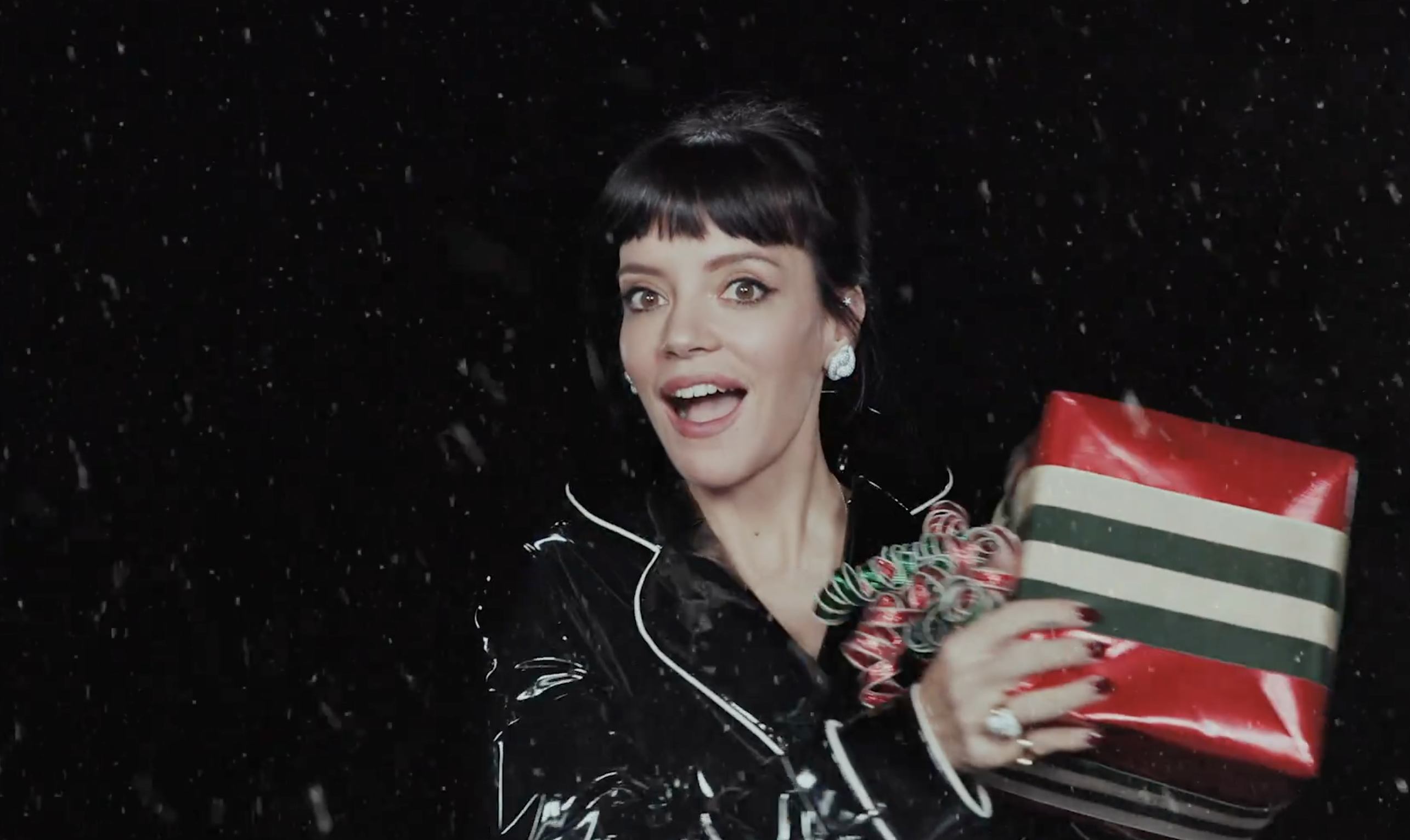 Lily Allen sang on Saturday Night Live and viewers were less than impressed<br><br>