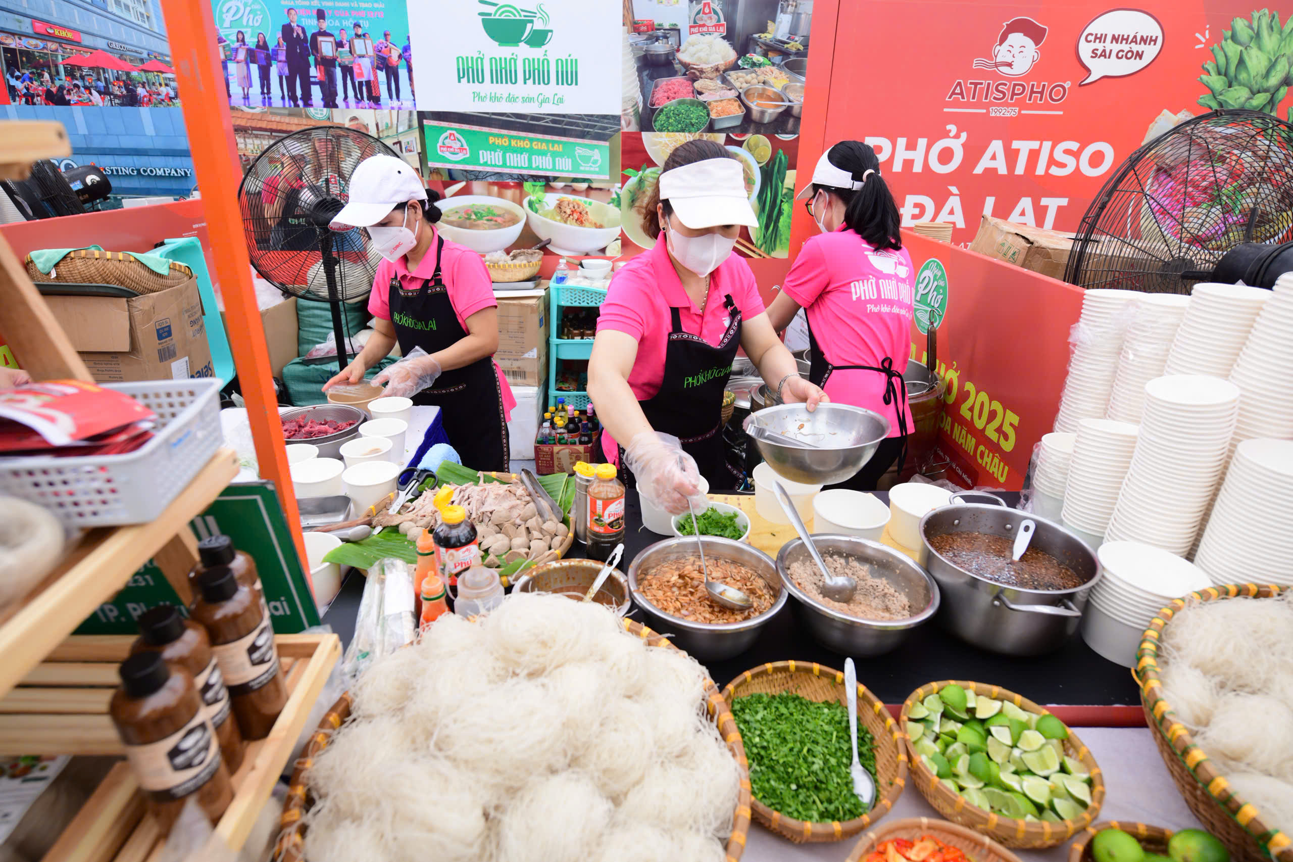 Có gian hàng phải 10 người mới đủ để phục vụ khách ở Ngày của Phở