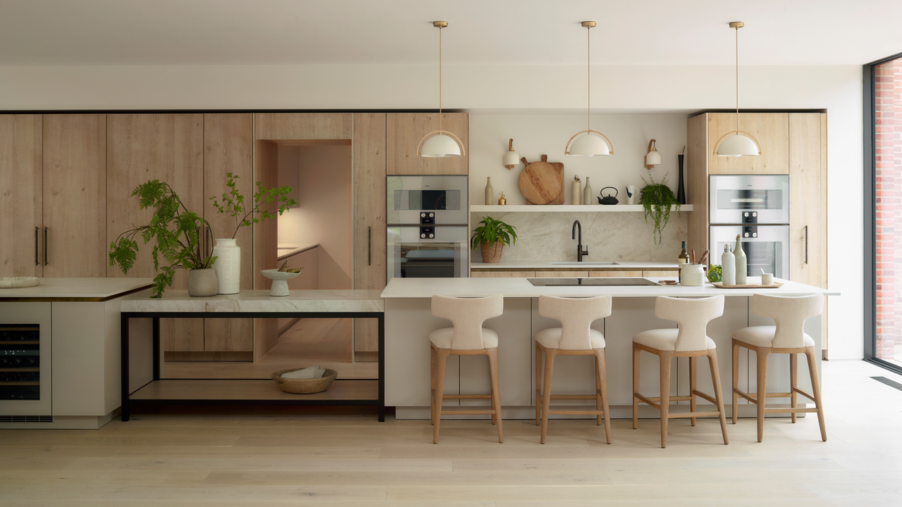 5 things interior designers always include in eat-in kitchens to help ...