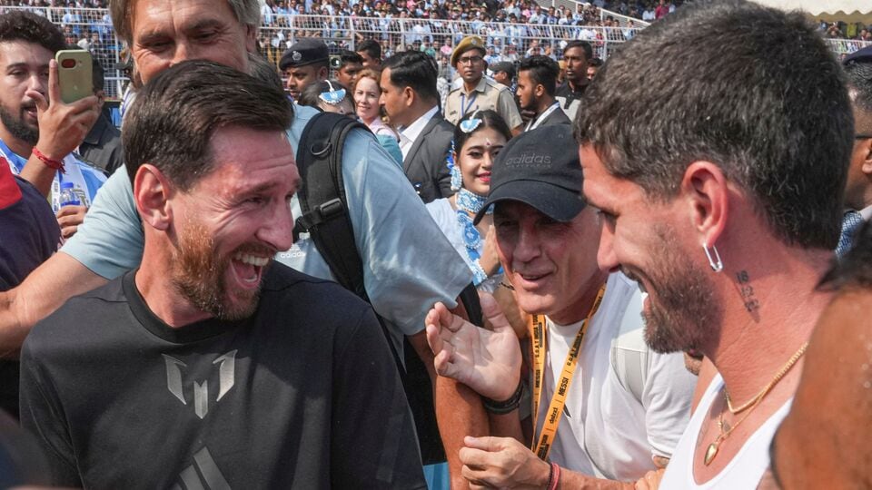 Rodrigo De Paul shrugs off man tugging at him for selfie at Kolkata Messi event; netizens say 'money can't buy class'