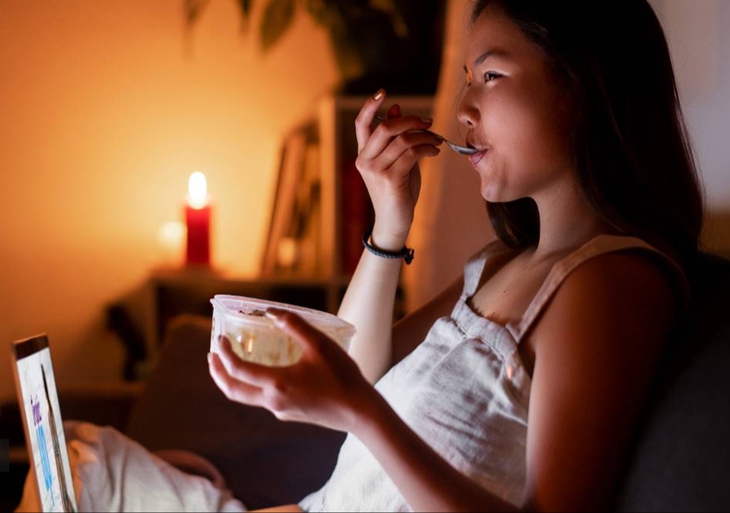 Ăn khuya cho đỡ đói, nhưng sao sáng dậy mệt và thèm ăn hơn?