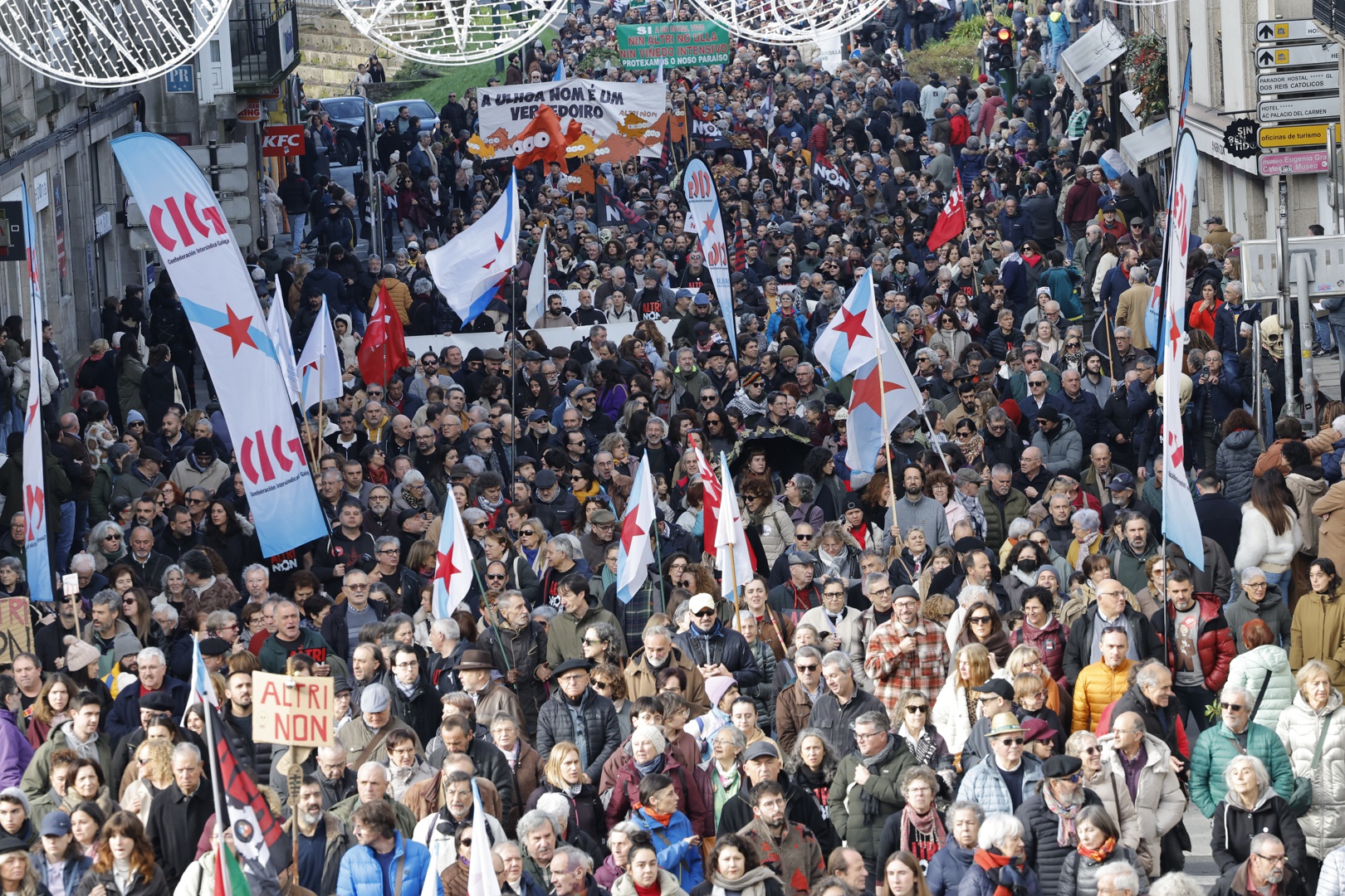 Miles de personas protestan en Santiago contra Altri y en defensa del ...