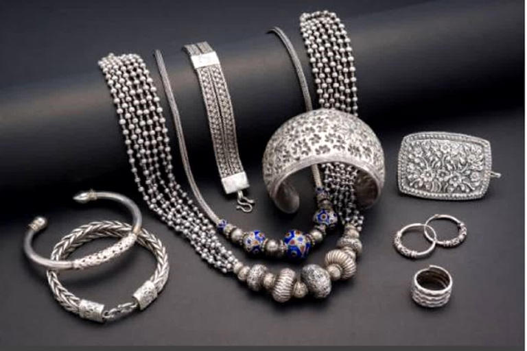 संक्रांति पर चांदी ने बनाया नया कीर्तिमान, ₹3 लाख के करीब पहुंचे दाम