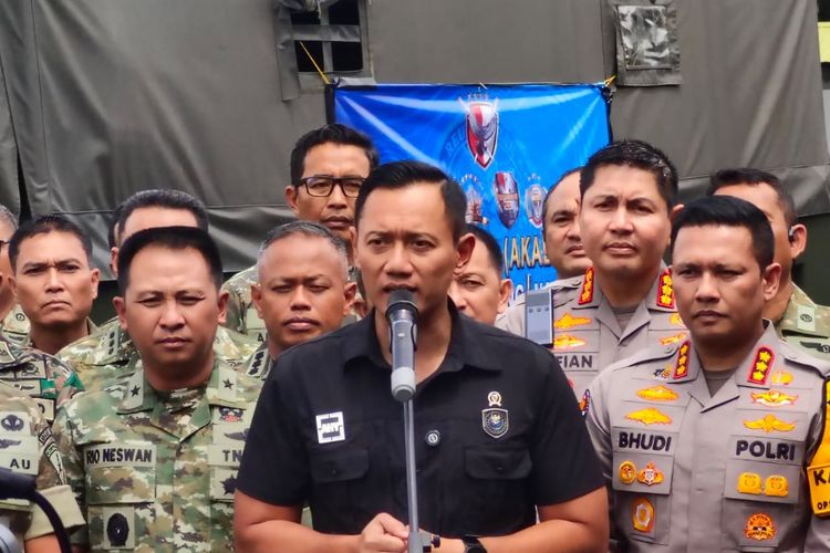 Menteri Koordinator bidang Infrastruktur dan Pembangunan Kewilayahan, Agus Harimurti Yudhoyono (AHY) ditemui di Lapangan Tembak Brigade Parako I Pasgat Lanud Halim Perdanakusuma, Jakarta Timur, Minggu (14/12/2025).