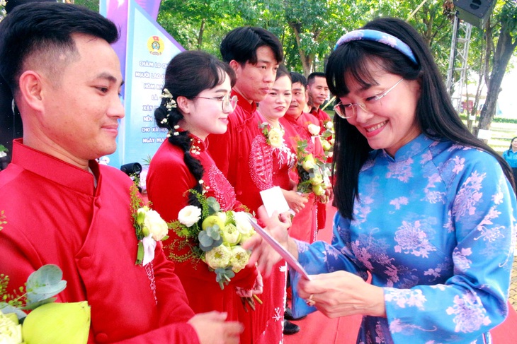 Xúc động lễ cưới tập thể cho 12 cặp đôi công nhân khó khăn ở Đồng Nai