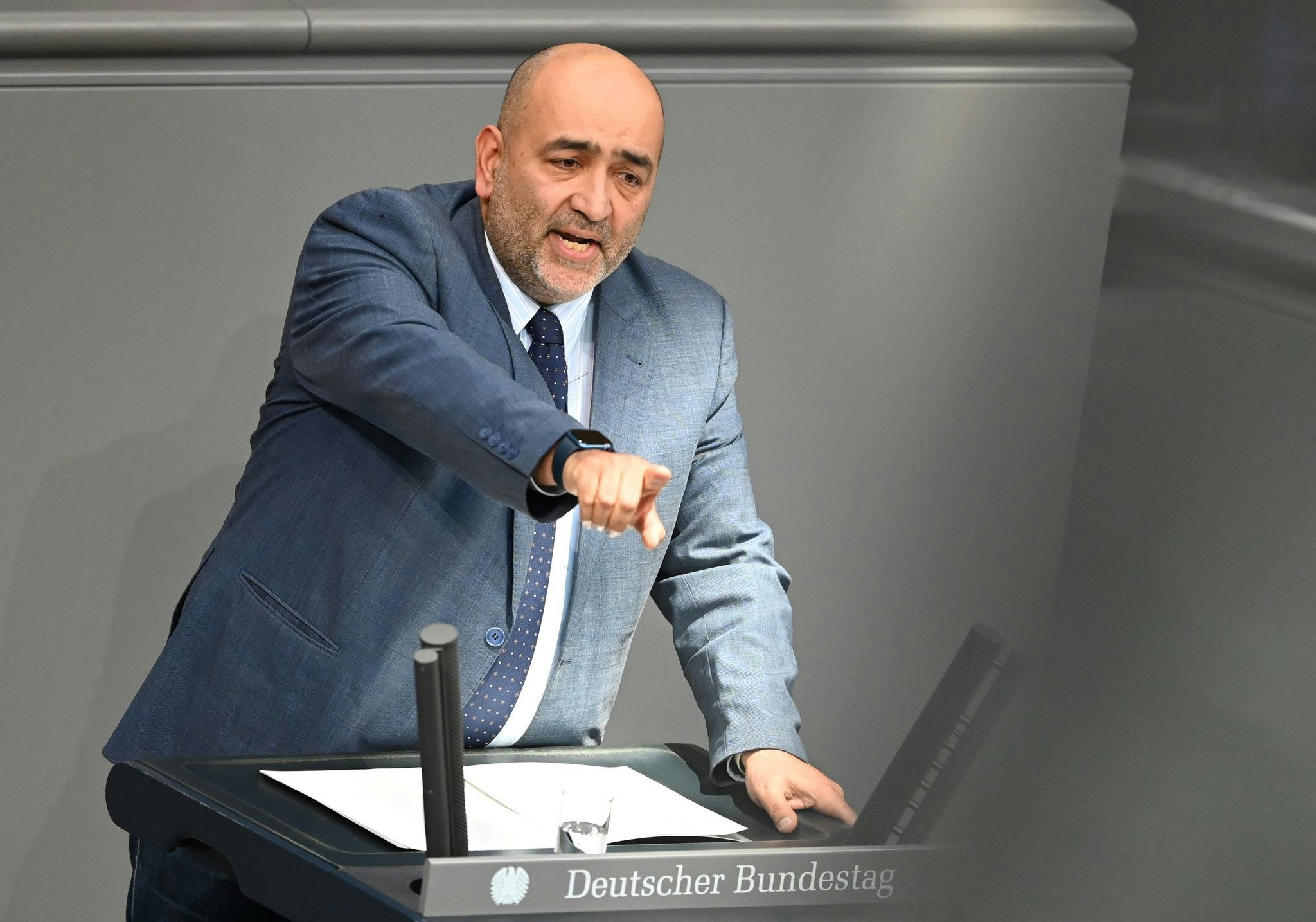 Nouripour kritisiert die FIFA scharf.