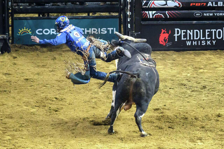 Photos: Riders challenged at PBR Pendleton Whisky Velocity Tour stop in ...