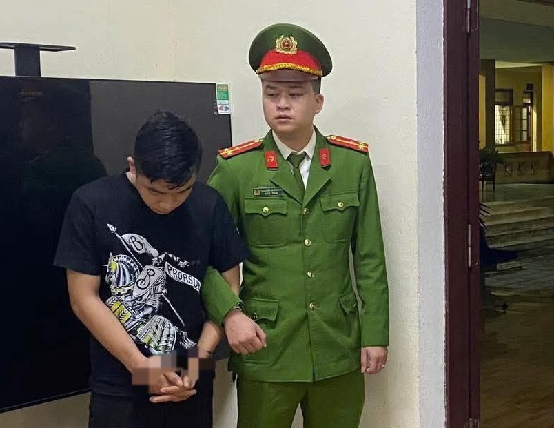 Trộm ô tô rồi chở bạn gái về nhà