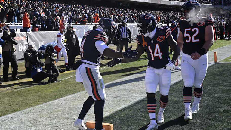 Caleb Williams injury update: Bears' QB limps to locker room with big lead  on Browns