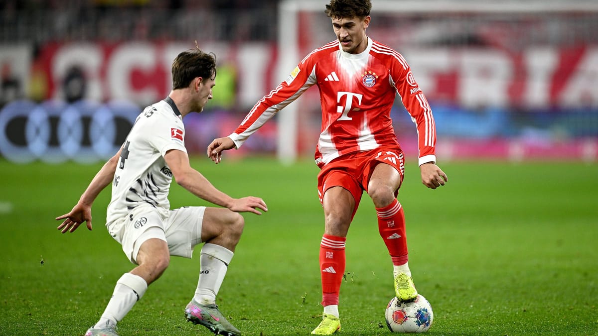 Tom Bischof (bis 61.): Rückte als Linksverteidiger in die Anfangsformation. Zeigte auch dort Spielmacherqualitäten. Starker Seitenwechsel übers halbe Spielfeld auf Olise (23.). Mit viel Offensivdrang. Ordentliche Leistung. Note 3 (Quelle: IMAGO/Markus Ulmer)