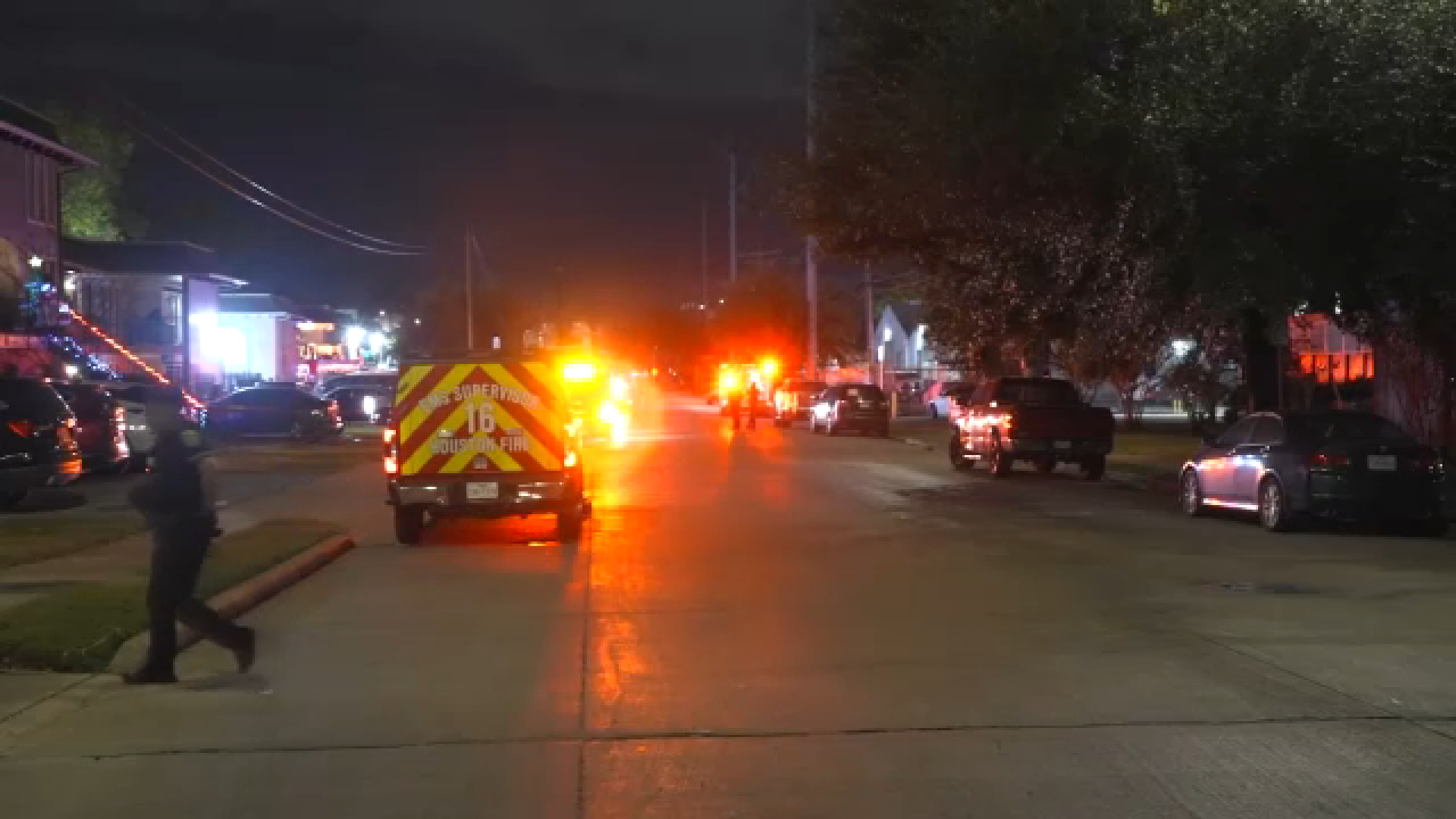 1 dead, 2 injured in shooting at SW Houston apartment parking lot, HPD says