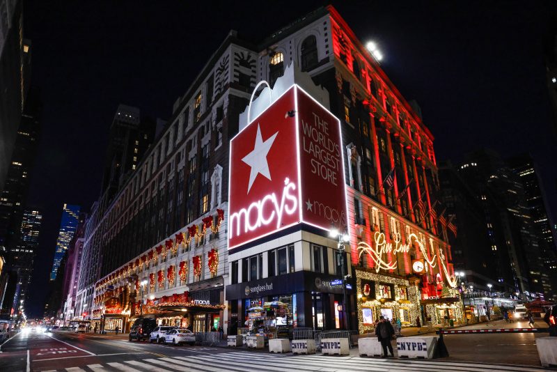 Tourist stabbed while changing baby’s diaper in NYC Macy’s, good Samaritans thanked<br>