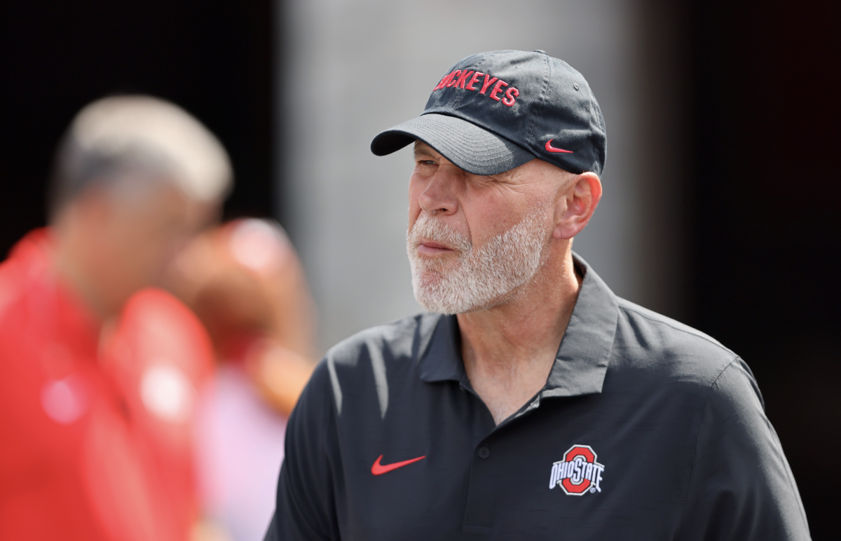 New Tennessee Vols defensive coordinator Jim Knowles caught a stray from an elite college football player on national TV<br><br>