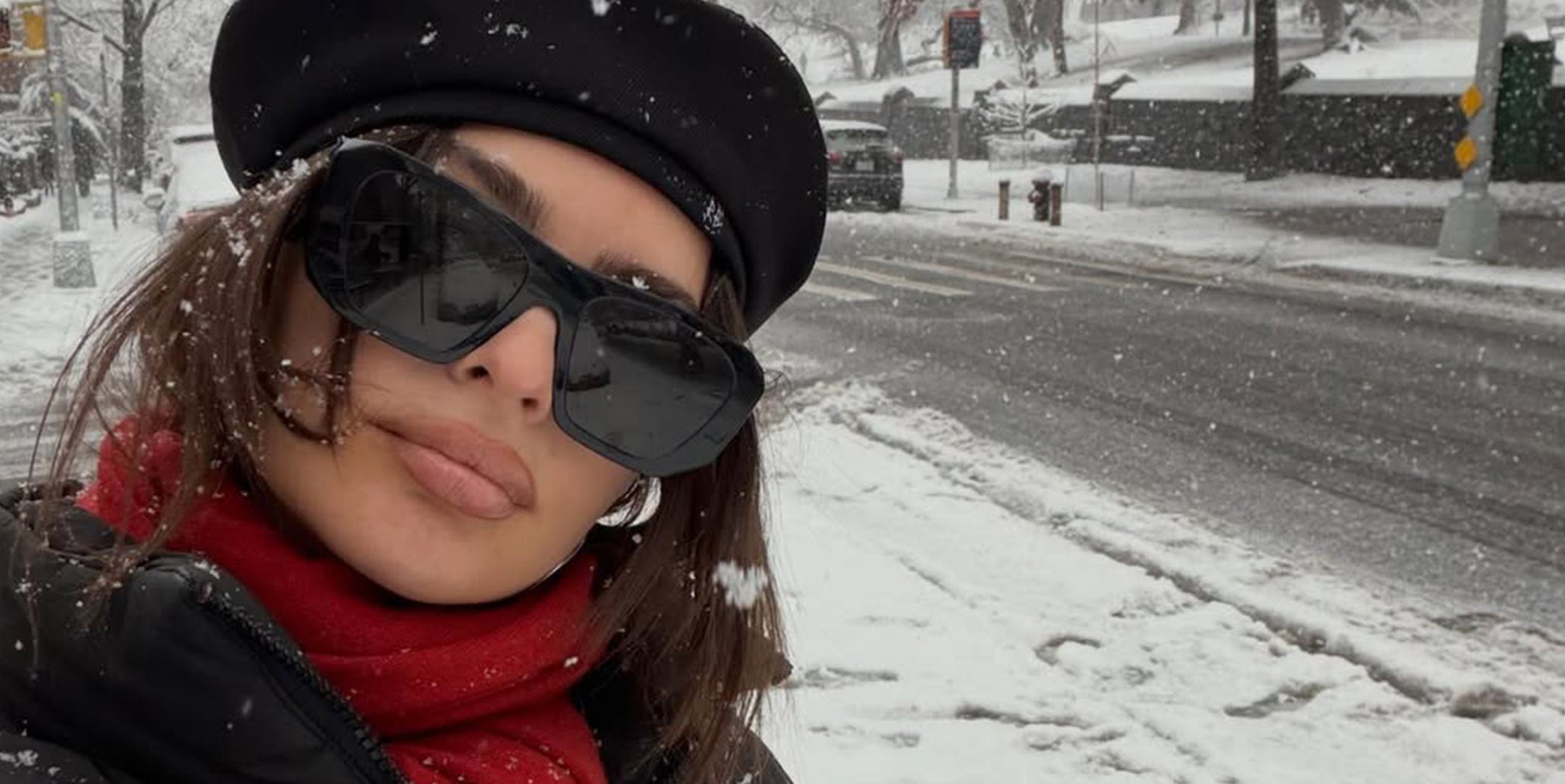 Emily Ratajkowski braves the snow with an it girl beret from this ...