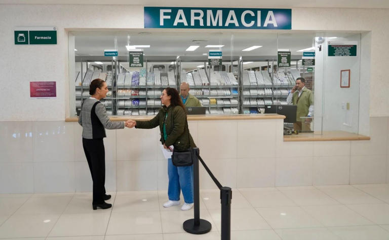 La presidenta Claudia Sheinbaum realizó una visita sorpresa a hospital del IMSS en Ciudad Juárez para supervisar abasto de medicamentos este domingo 14 de diciembre de 2025. Foto: Presidencia