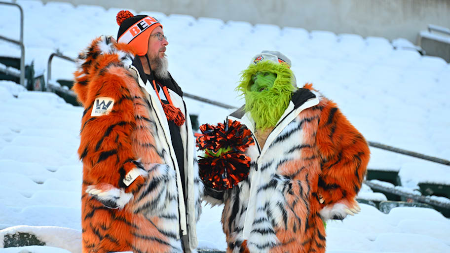 Fans ripped Bengals ownership after failing to clear snow from seats before kickoff<br><br>