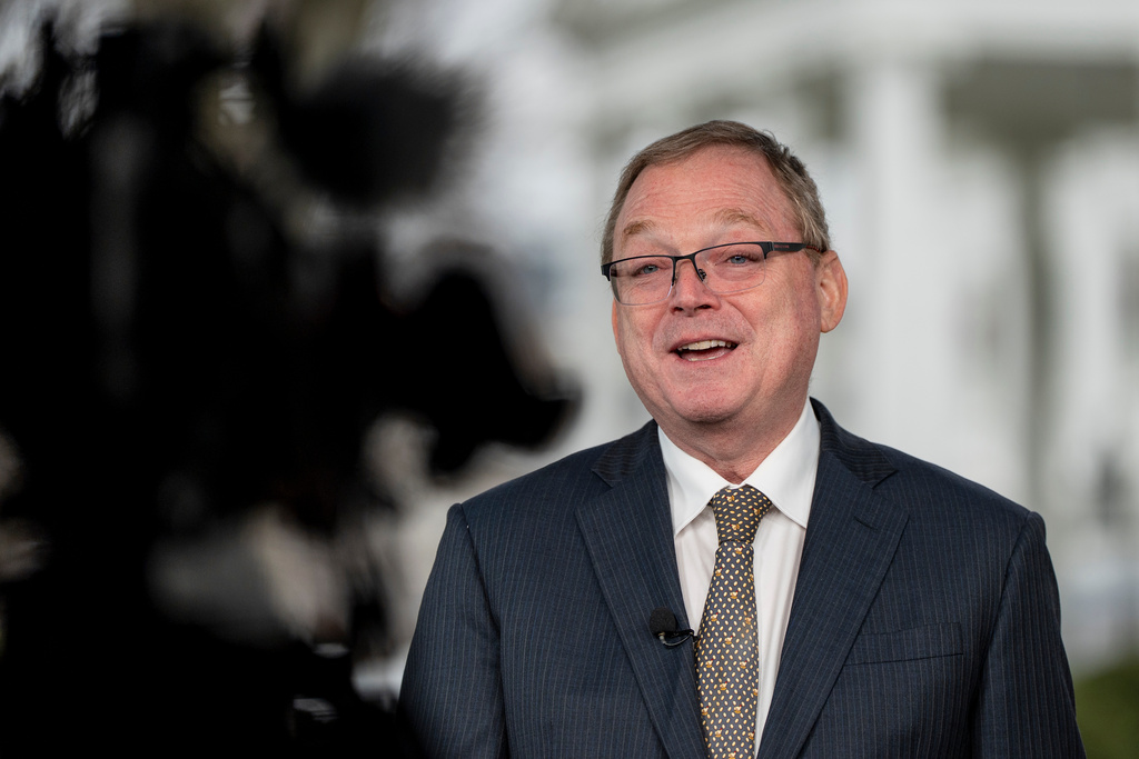 Hassett says Federal Reserve can reject Trump