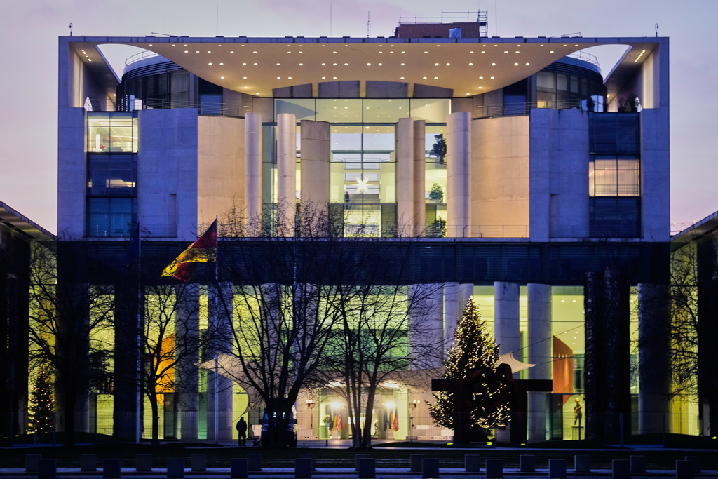 Zelenskyy offers to drop NATO bid for security guarantees but rejects US push to cede territory<br><br>