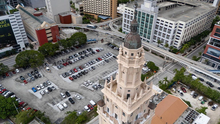 Man fatally shot by police in Hollywood was 'speaking to ghosts,' armed ...