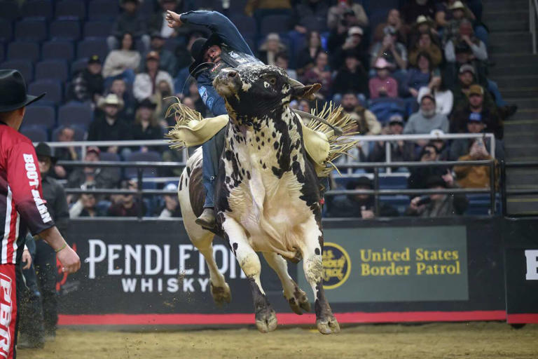 Photos: Riders challenged at PBR Pendleton Whisky Velocity Tour stop in ...