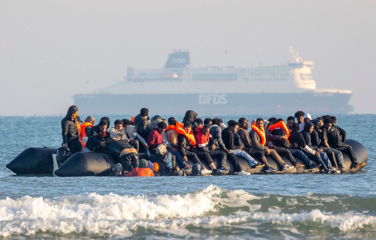 Royaume-Uni : Après une pause de quatre semaines, plus de 700 migrants ...